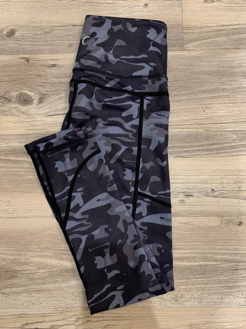 Zyia Black Camo Pocket Light n Tight 7/8 - Picture 4 of 4